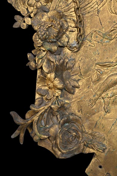 Union Centrale des Arts Décoratifs, plaque décorative en bronze doré en forme de bouclier, à la Victoire ailée et trophées d'armes-7