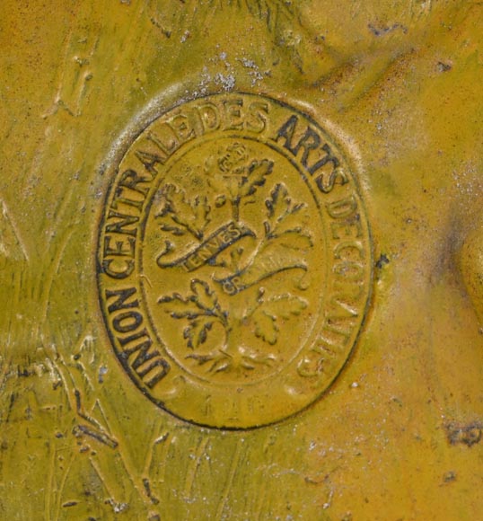 Union Centrale des Arts Décoratifs, plaque décorative en bronze doré en forme de bouclier, à la Victoire ailée et trophées d'armes-11