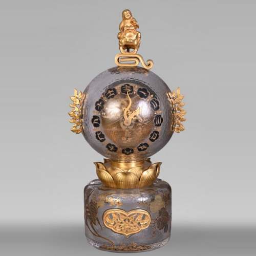 L’Escalier de CRISTAL,  Pendule japonisante en verre en forme de boule émergeant d’une fleur de lotus