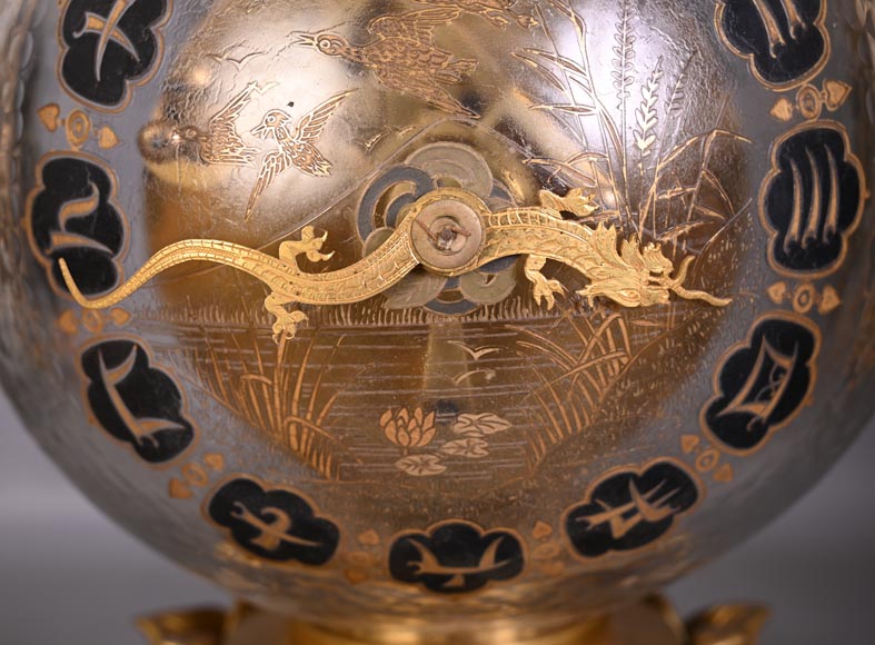 L’Escalier de CRISTAL,  Pendule japonisante en verre en forme de boule émergeant d’une fleur de lotus-7
