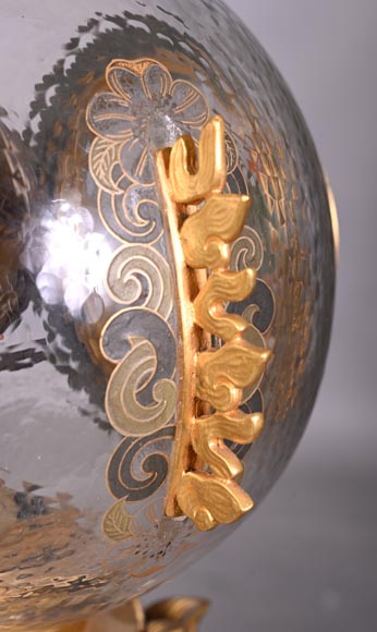 L’Escalier de CRISTAL,  Pendule japonisante en verre en forme de boule émergeant d’une fleur de lotus-9