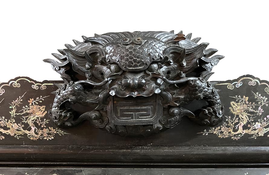 Edmond CHAUFFREY, Meuble indochinois à marqueterie de nacre, vitraux émaillés en relief Edmond CHAUFFREY, Meuble indochinois à marqueterie de nacre, vitraux émaillés en relief -1