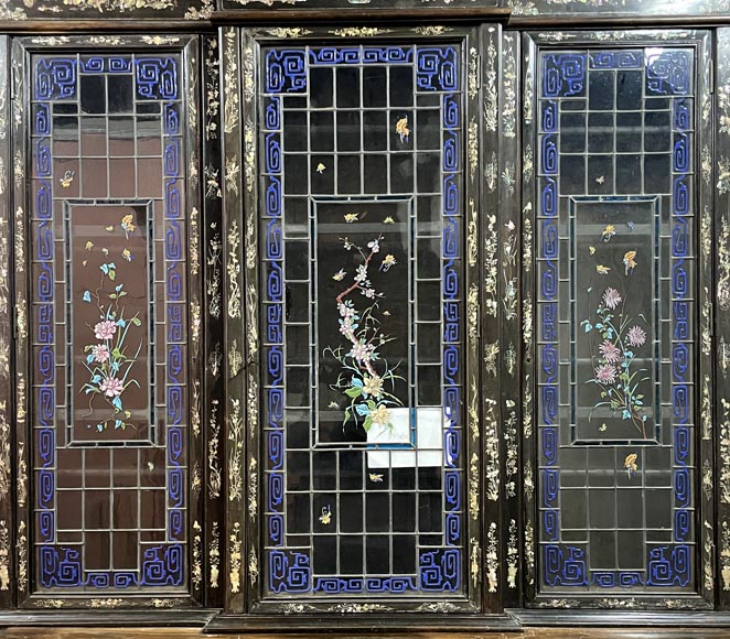 Edmond CHAUFFREY, Meuble indochinois à marqueterie de nacre, vitraux émaillés en relief Edmond CHAUFFREY, Meuble indochinois à marqueterie de nacre, vitraux émaillés en relief -6