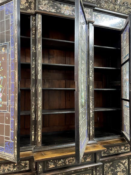 Edmond CHAUFFREY, Meuble indochinois à marqueterie de nacre, vitraux émaillés en relief Edmond CHAUFFREY, Meuble indochinois à marqueterie de nacre, vitraux émaillés en relief -10