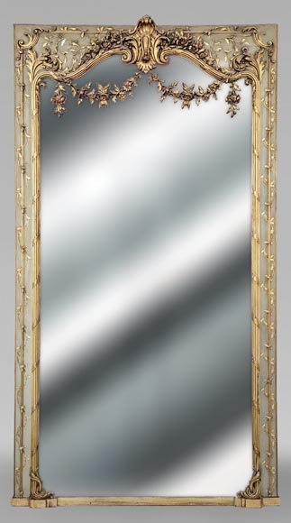 Grand trumeau doré de style Napoléon III au décors floral-0