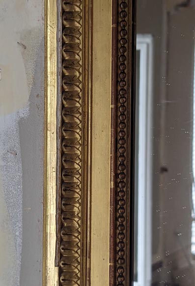 Trumeau doré de style Napoléon III orné d'un médaillon et de branches feuillues-5