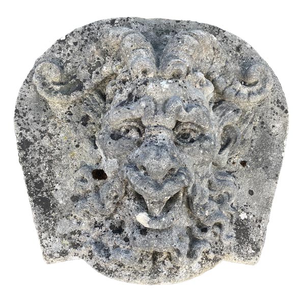 Ensemble de quatre médaillons en pierre sculptée représentant des visages de satyres-3