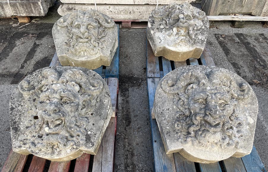 Ensemble de quatre médaillons en pierre sculptée représentant des visages de satyres-6