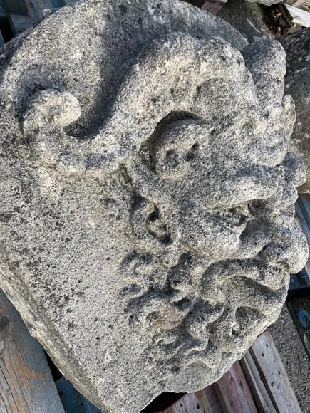 Ensemble de quatre médaillons en pierre sculptée représentant des visages de satyres-7
