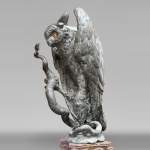 Anonyme, Statue en bronze d’un grand duc enserrant un serpent dans ses griffes, fin XIXe-début XXe siècle