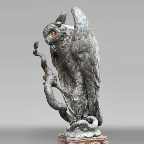 Anonyme, Statue en bronze d’un grand duc enserrant un serpent dans ses griffes, fin XIXe-début XXe siècle