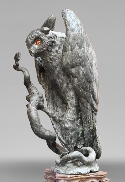Anonyme, Statue en bronze d’un grand duc enserrant un serpent dans ses griffes, fin XIXe-début XXe siècle-0