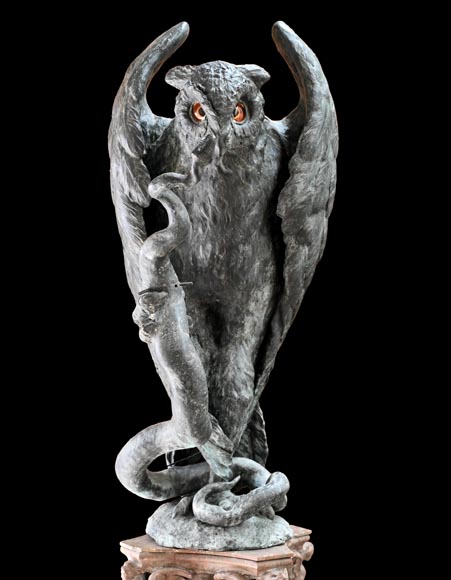 Anonyme, Statue en bronze d’un grand duc enserrant un serpent dans ses griffes, fin XIXe-début XXe siècle-1