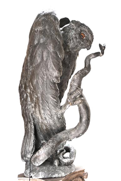 Anonyme, Statue en bronze d’un grand duc enserrant un serpent dans ses griffes, fin XIXe-début XXe siècle-2