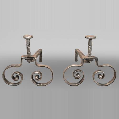 Paire de chenets aux volutes symétriques
