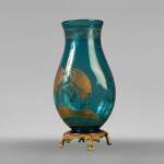 BACCARAT, vase en cristal bleu aux échassiers, vers 1880