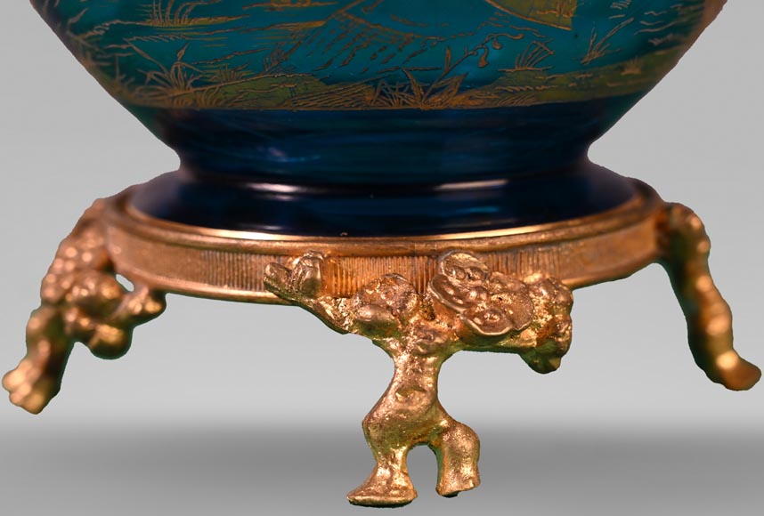 BACCARAT, vase en cristal bleu aux échassiers, vers 1880-1