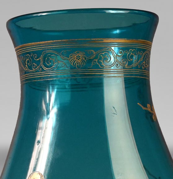 BACCARAT, vase en cristal bleu aux échassiers, vers 1880-4