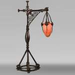 DAUM, Émile ROBERT (attribué à), Lampe en fer forgé délicatement ajouré et verre, vers 1900