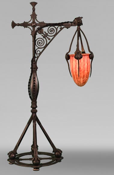 DAUM, Émile ROBERT (attribué à), Lampe en fer forgé délicatement ajouré et verre, vers 1900-0