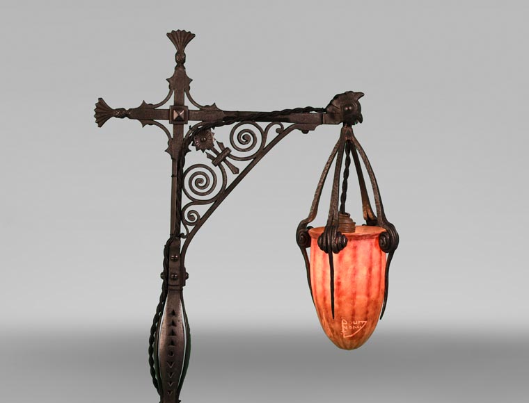 DAUM, Émile ROBERT (attribué à), Lampe en fer forgé délicatement ajouré et verre, vers 1900-1