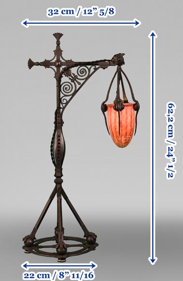 DAUM, Émile ROBERT (attribué à), Lampe en fer forgé délicatement ajouré et verre, vers 1900-10