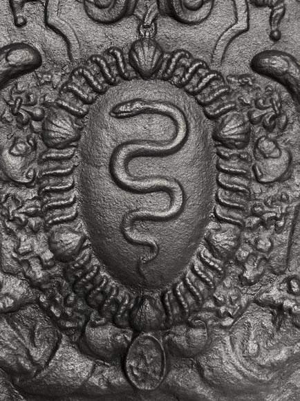 Plaque de cheminée aux serpents, aux armes de Colbert Plaque de cheminée aux serpents, aux armes de Colbert-4