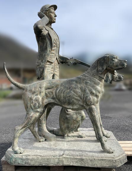 Chasseur et ses deux chiens, statue de parc en bronze à patine verte-3