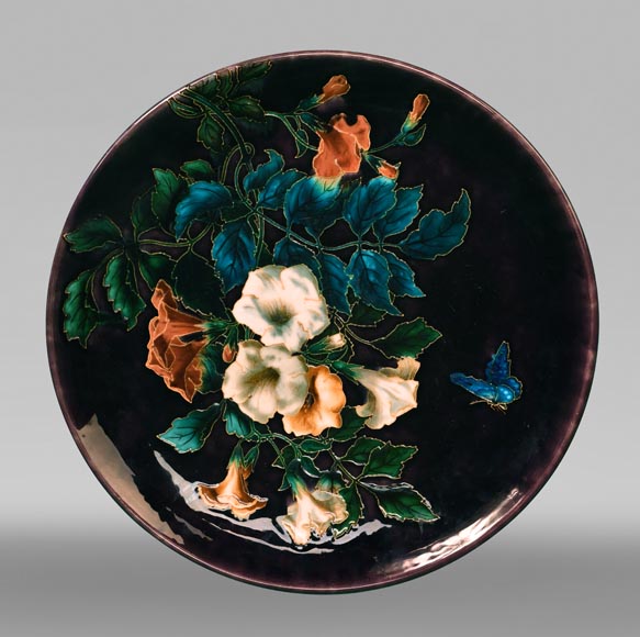 Théodore DECK, plat circulaire à décors de fleurs et papillon sur fond aubergine, après 1870-0