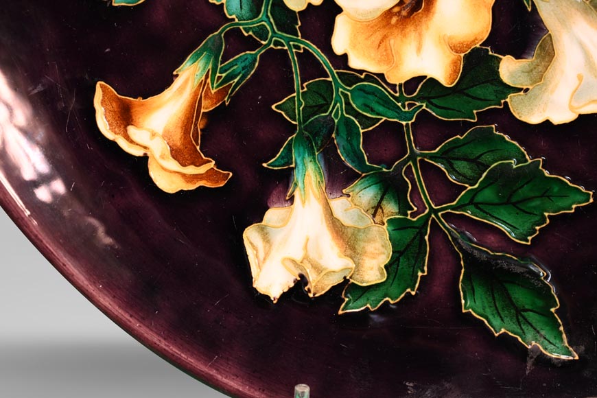 Théodore DECK, plat circulaire à décors de fleurs et papillon sur fond aubergine, après 1870-2