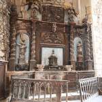 Autel d'église à colonnes salomoniques et anges en bois sculpté