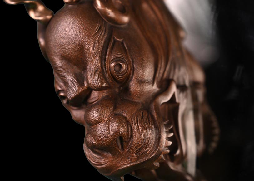 Maison MARNYHAC (attrib.), Miroir japonisant en croissant de lune décoré d’un dragon en bronze à patine brune-2