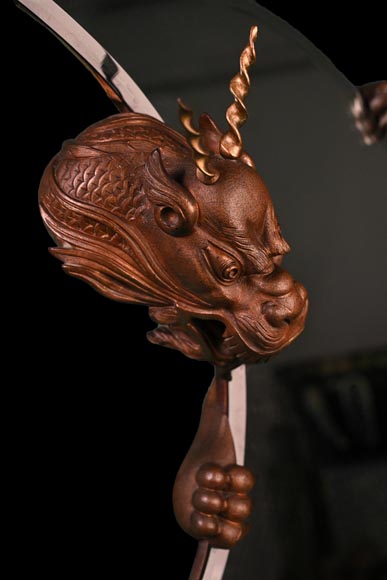 Maison MARNYHAC (attrib.), Miroir japonisant en croissant de lune décoré d’un dragon en bronze à patine brune-4