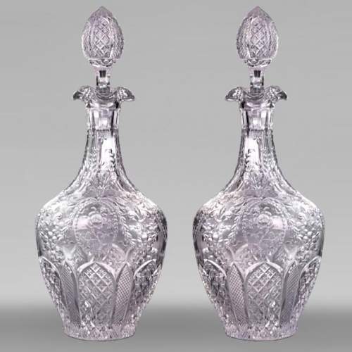 Paire de carafes à vin en cristal gravé, Cristallerie de Saint-Louis