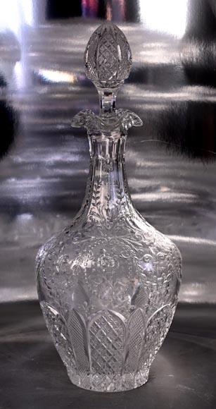 Paire de carafes à vin en cristal gravé, Cristallerie de Saint-Louis-3