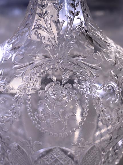 Paire de carafes à vin en cristal gravé, Cristallerie de Saint-Louis-6