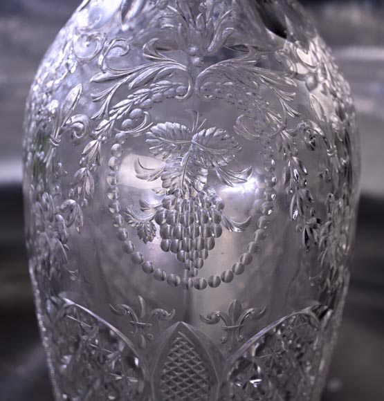 Paire de carafes à vin en cristal gravé, Cristallerie de Saint-Louis-8