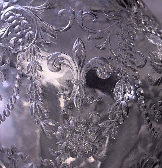 Paire de carafes à vin en cristal gravé, Cristallerie de Saint-Louis-9