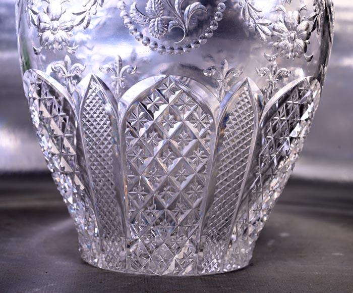 Paire de carafes à vin en cristal gravé, Cristallerie de Saint-Louis-10