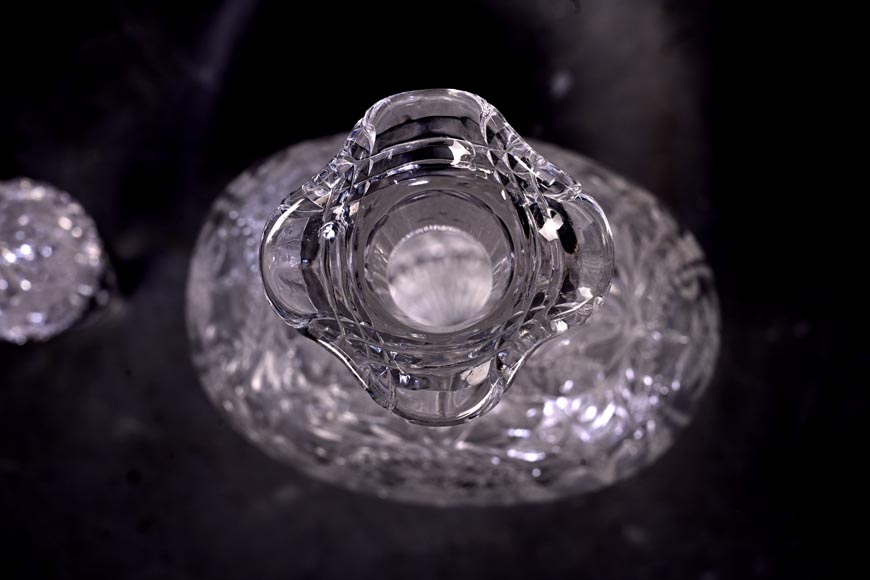 Paire de carafes à vin en cristal gravé, Cristallerie de Saint-Louis-11