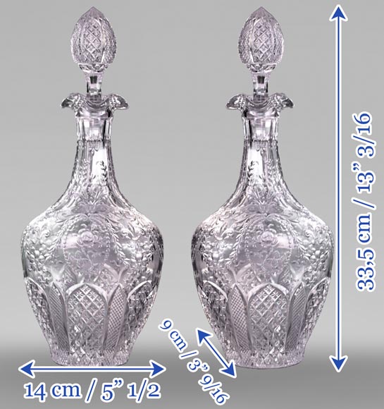 Paire de carafes à vin en cristal gravé, Cristallerie de Saint-Louis-14