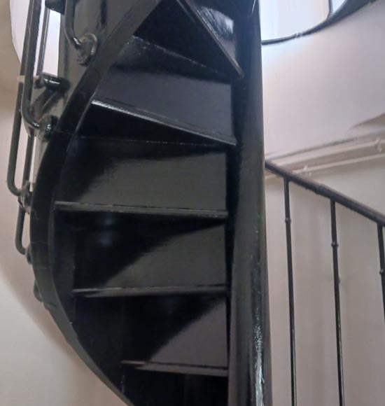 Escalier en colimaçon en chêne peint-6