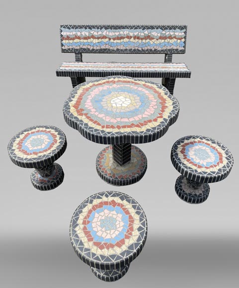 Salon de jardin composé d’une table, de trois tabourets et d’un banc ornés de carreaux de céramiques polychromes, années 1980-1