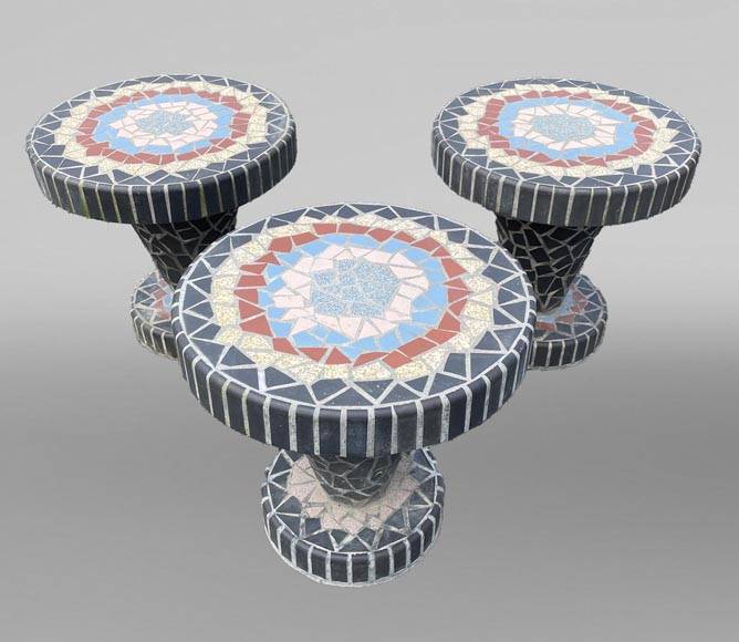 Salon de jardin composé d’une table, de trois tabourets et d’un banc ornés de carreaux de céramiques polychromes, années 1980-2