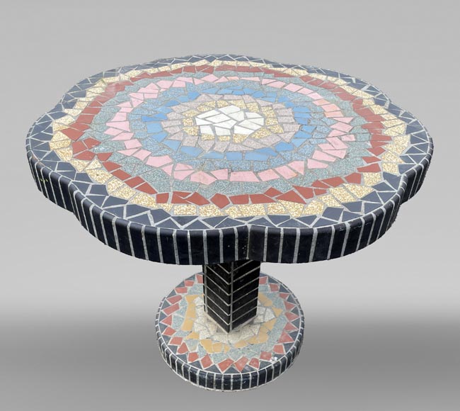 Salon de jardin composé d’une table, de trois tabourets et d’un banc ornés de carreaux de céramiques polychromes, années 1980-3