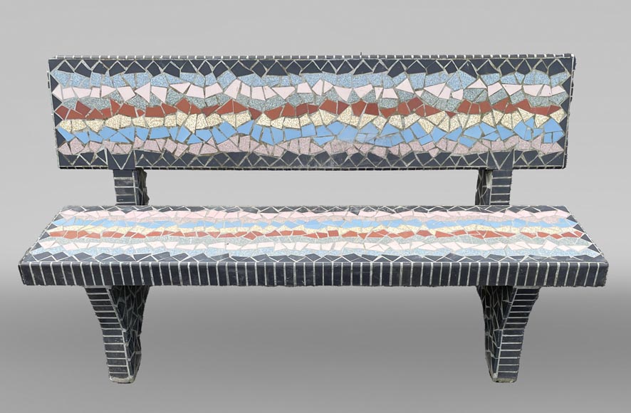 Salon de jardin composé d’une table, de trois tabourets et d’un banc ornés de carreaux de céramiques polychromes, années 1980-4