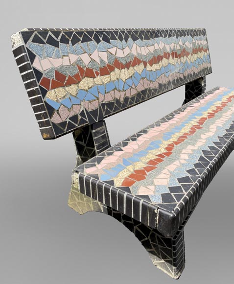 Salon de jardin composé d’une table, de trois tabourets et d’un banc ornés de carreaux de céramiques polychromes, années 1980-5