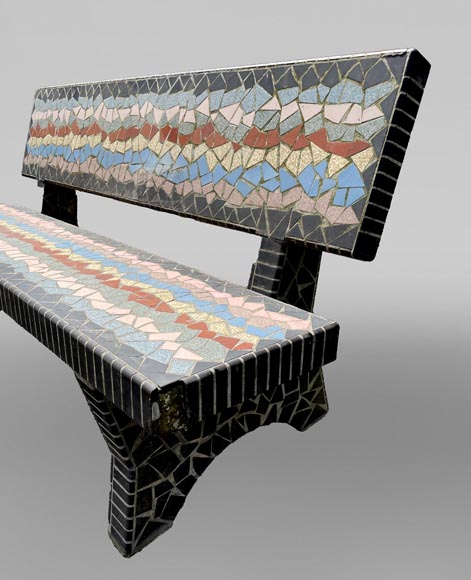 Salon de jardin composé d’une table, de trois tabourets et d’un banc ornés de carreaux de céramiques polychromes, années 1980-6