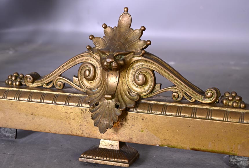 Chenets de style égyptien en bronze doré à décor de griffons affrontés-5