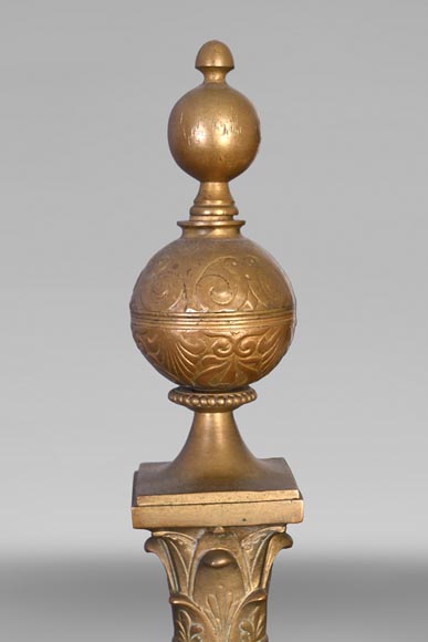 Chenets de style égyptien en bronze doré à décor de griffons affrontés-6